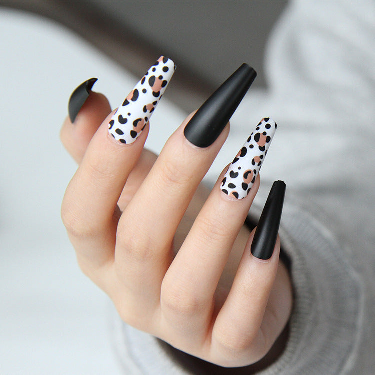 Kunstnagelset mit trendigem Leopardenmuster und elegantem mattem Finish Brehn