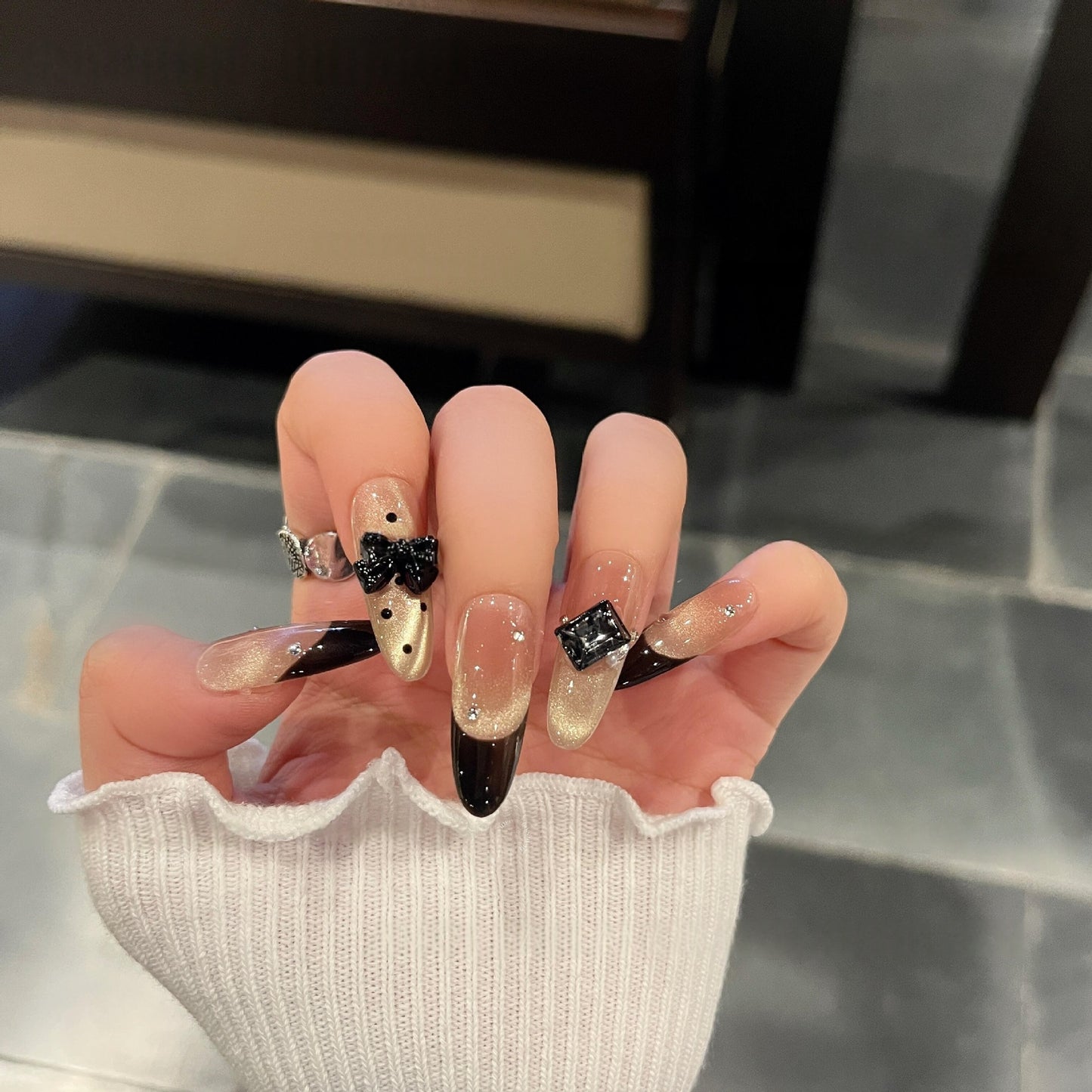 Elegante Kunstnägel mit Schleifen- und Strassdesign Brehn