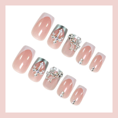 Kunstnagelset mit glamourösen 3D-Verzierungen und eleganten Akzenten Brehn