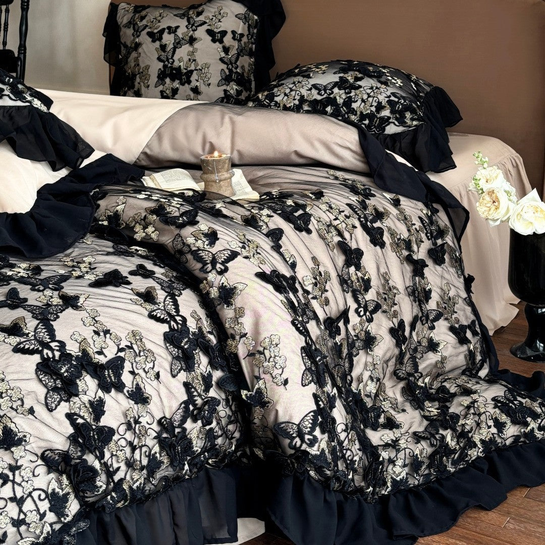 Luxuriöses romantisches Bettwäsche-Set mit bestickten Schmetterlingen und chiffonen Rüschen