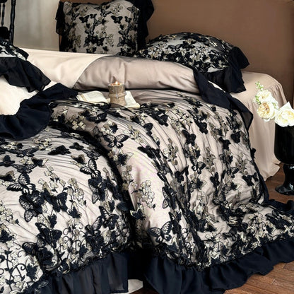 Luxuriöses romantisches Bettwäsche-Set mit bestickten Schmetterlingen und chiffonen Rüschen