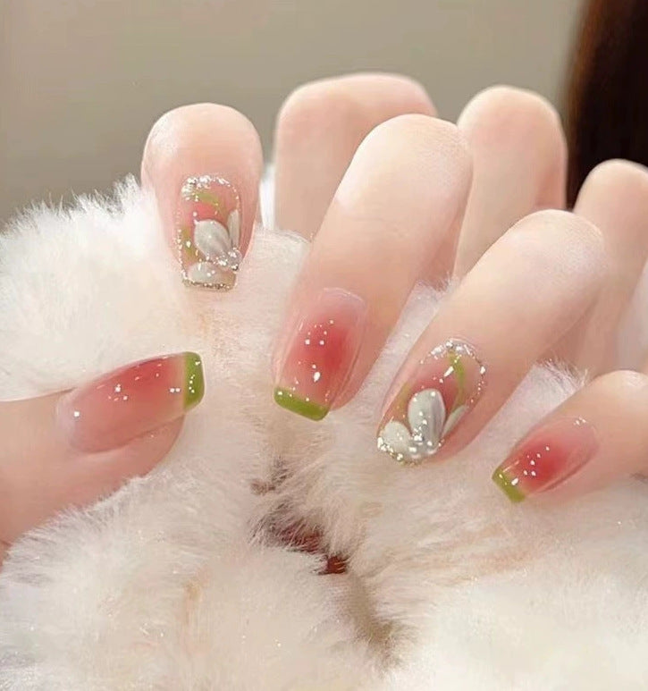 Elegantes Nageldesign mit Perlenverzierung Brehn