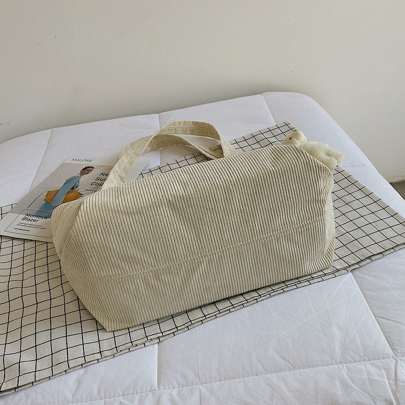 Funktionale Corduroy Tote Bag mit Flauschigen Charm