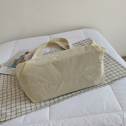 Funktionale Corduroy Tote Bag mit Flauschigen Charm