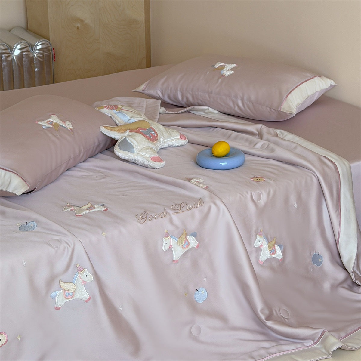 Kinder-Bettwäscheset mit applizierten Tierfiguren, satinierter Hülle und gesteppter Decke