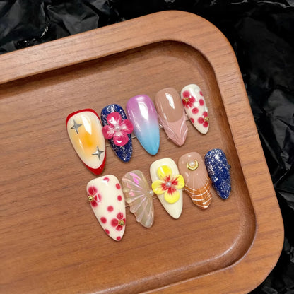 Künstlerisches Press-On-Nagelset mit floralen und dekorativen Akzenten