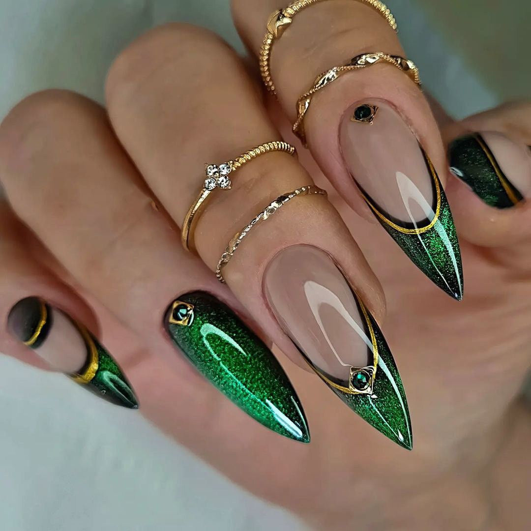 Elegante Kunstnägel mit Glitzer- und Metallverzierungen Brehn