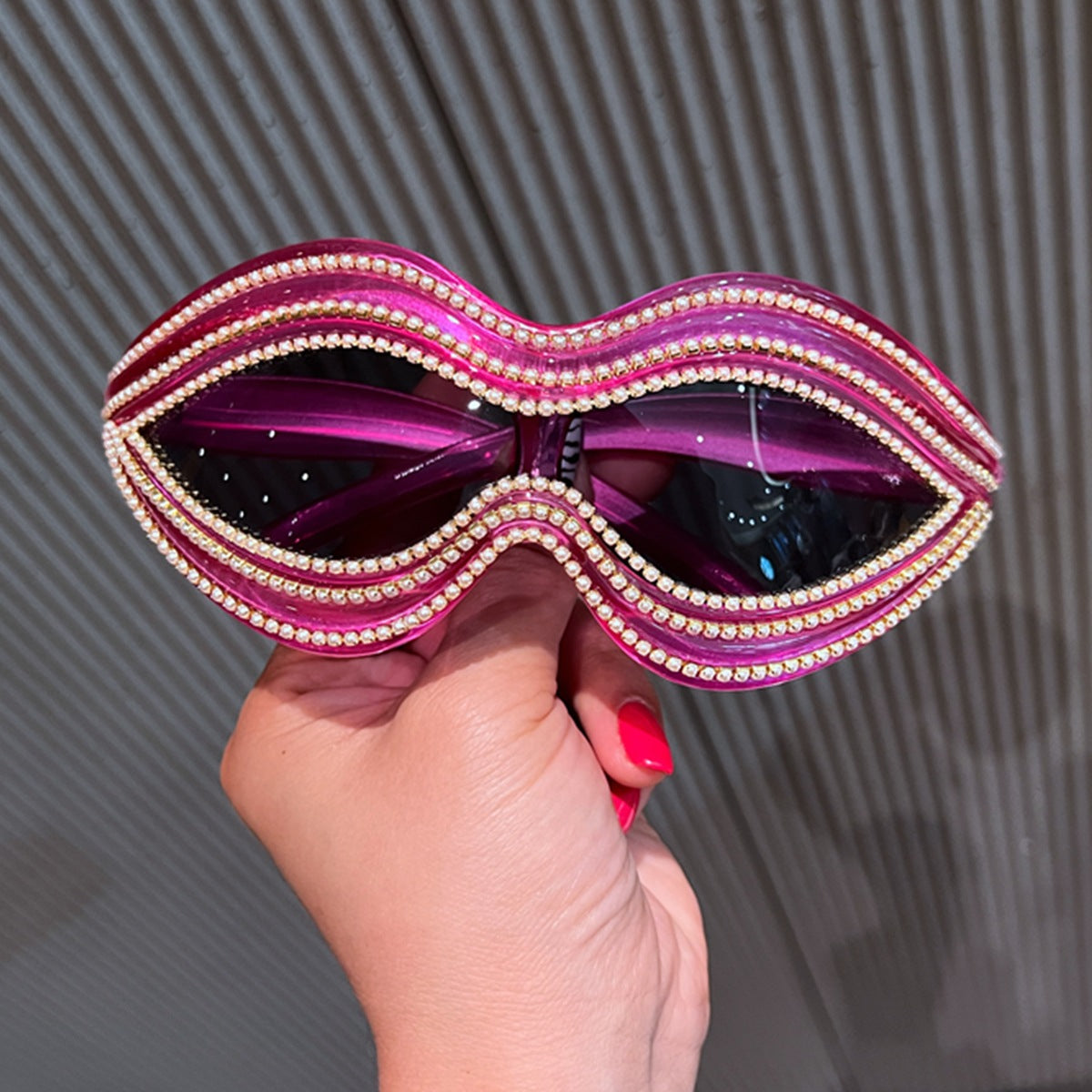 Damen Glamouröse Wellen-Sonnenbrille mit funkelnden Kristall-Applikationen Brehn