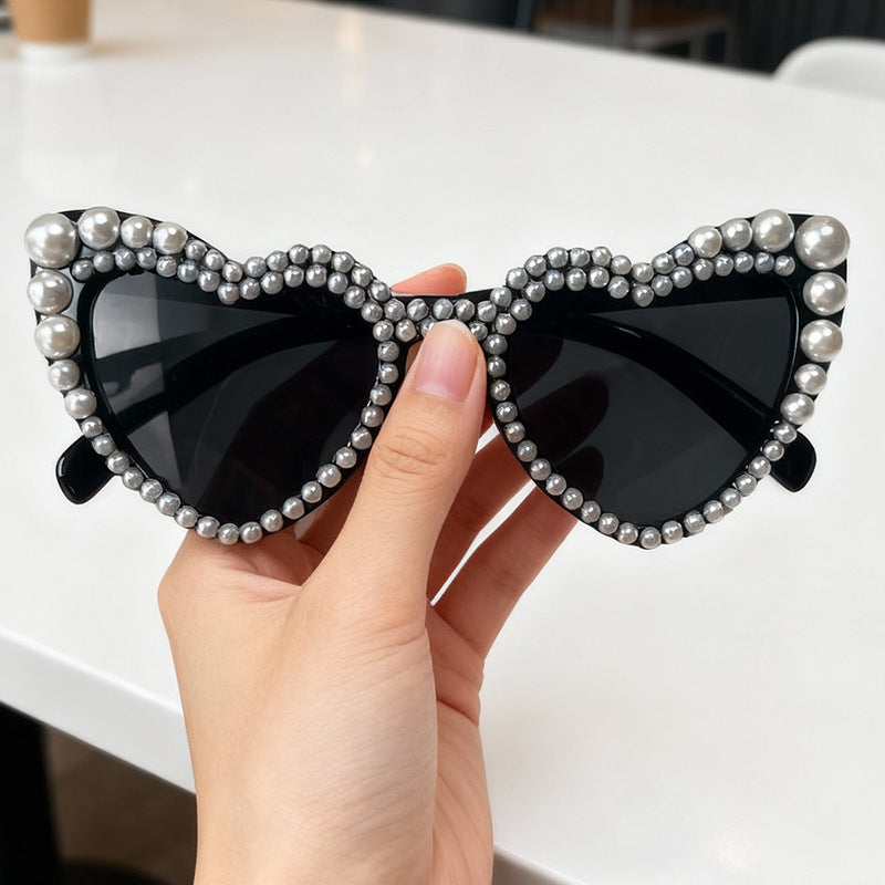 Herzförmige Sonnenbrille mit Perlendetails Brehn