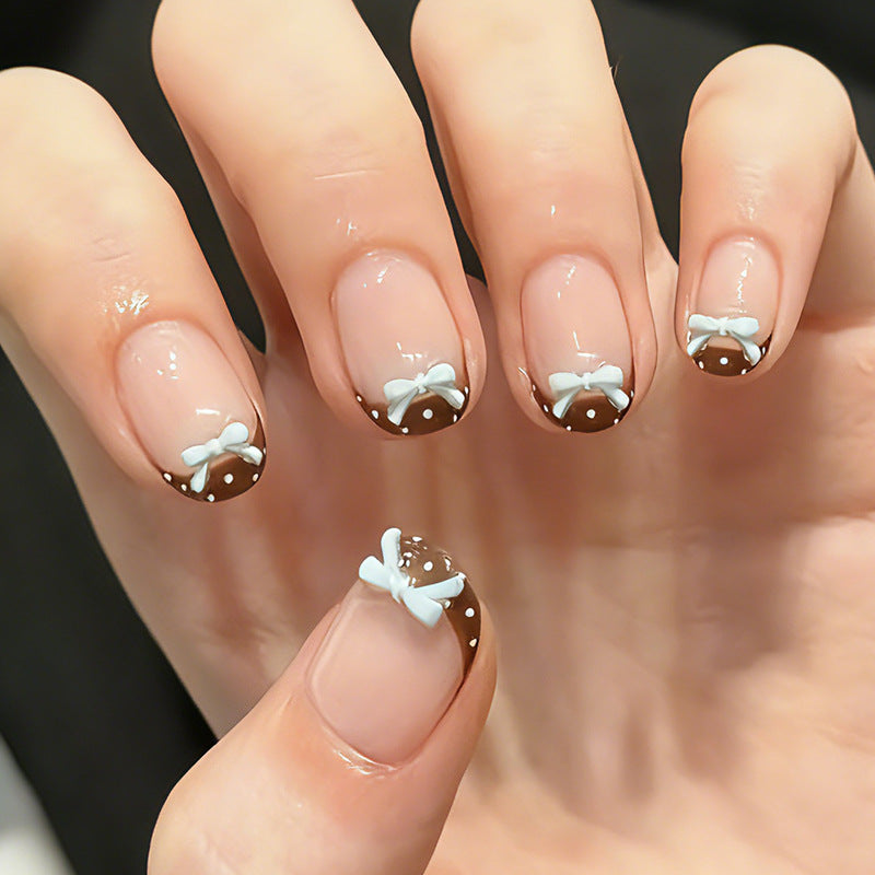 Kunstnagelset mit verspielten Schleifen und eleganten Punkten Brehn