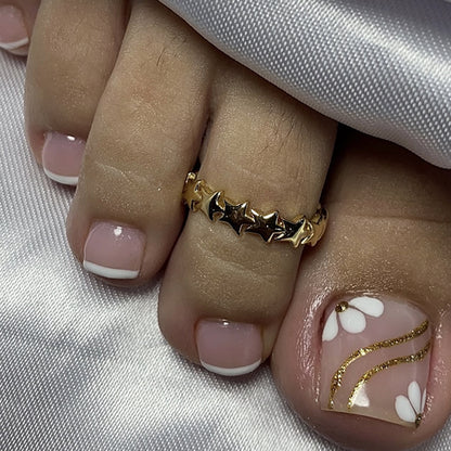 Kunstvolle Fußnagelverzierung mit elegantem Goldakzent Brehn