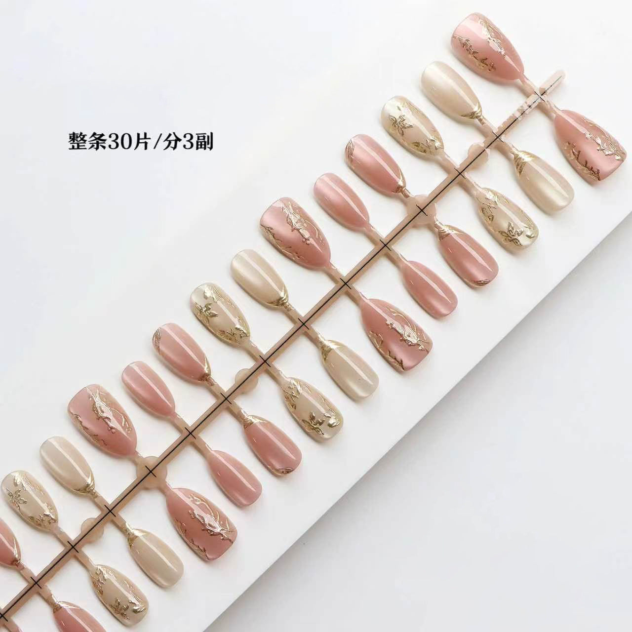 Elegantes Press-On-Nagelkunstset mit Goldblattakzenten Brehn