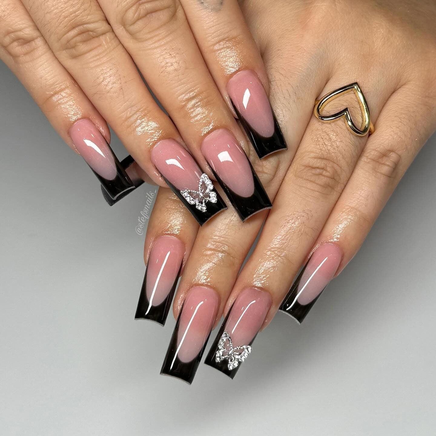 Kunstnagelset mit eleganten Schmetterlingsakzenten Brehn