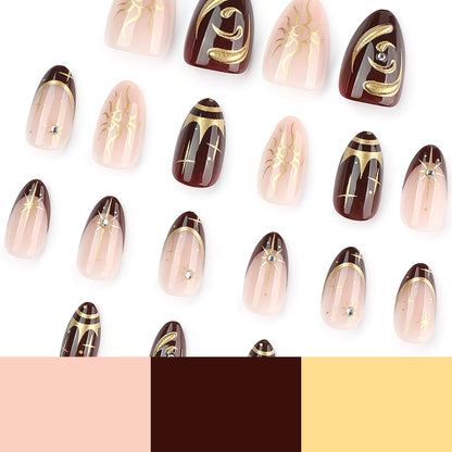 Kunstvolle Nagelkunst mit goldenen Akzenten und mystischen Motiven Brehn