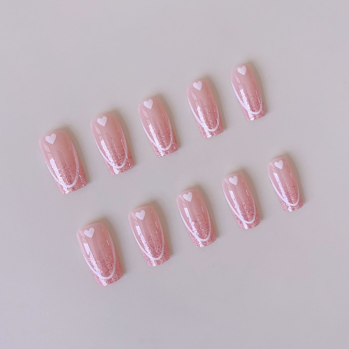 Kunstnagelset mit romantischen Herzmotiven und glamourösen Akzenten Brehn
