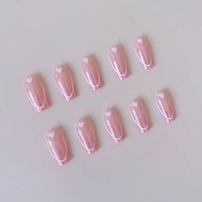 Kunstnagelset mit romantischen Herzmotiven und glamourösen Akzenten Brehn