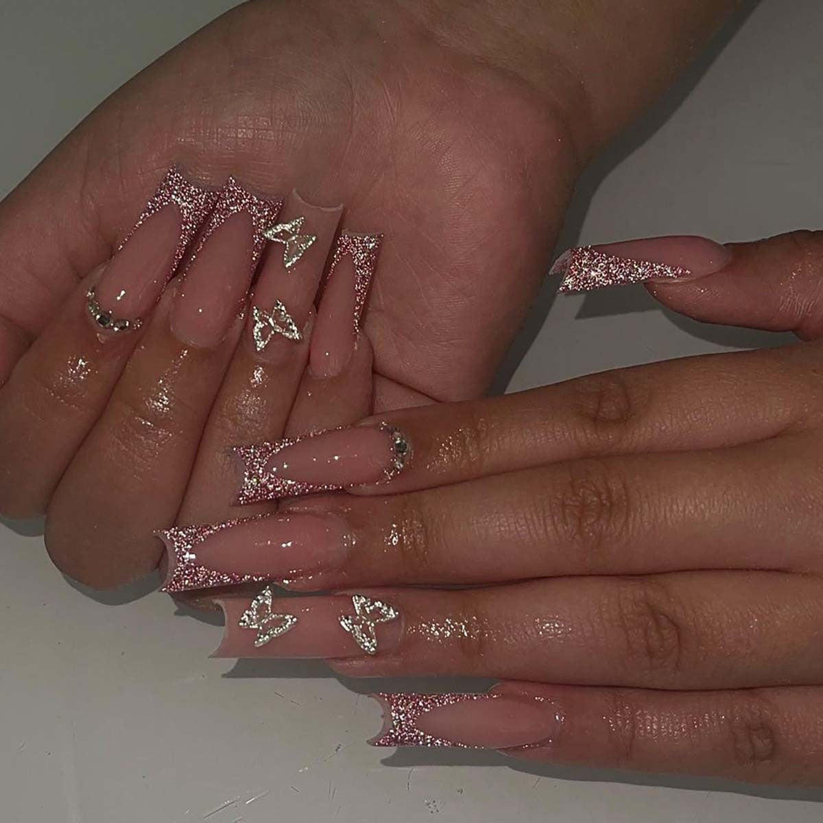 Glamouröse Stiletto Kunstnägel mit Glitzer- und Kristallelementen Brehn