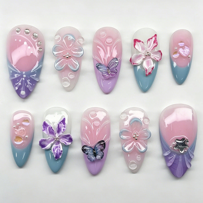 Kunstnagelset mit eleganten Blumen- und Schmetterlingsverzierungen Brehn