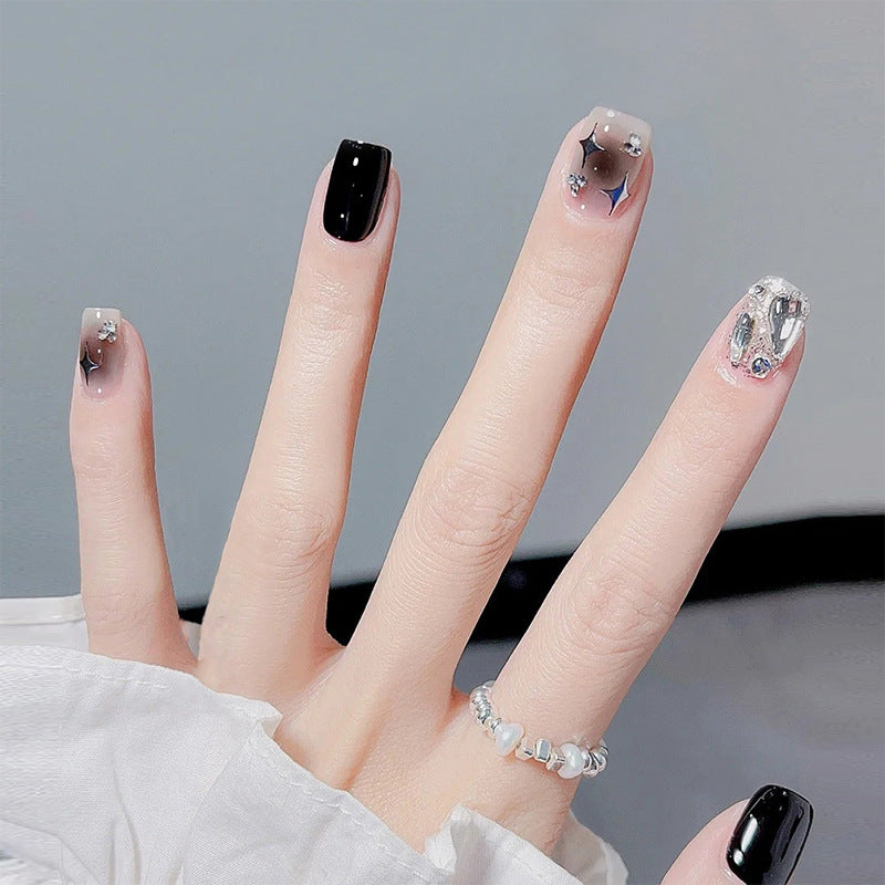 Kunstnagelset mit glamourösen Glitzer- und Kristallverzierungen Brehn
