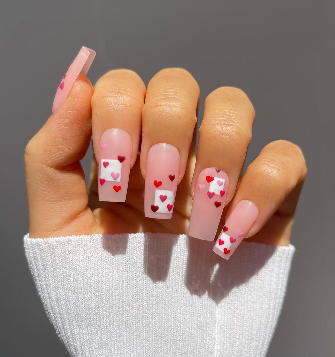 Kunstvolle Nagelverlängerungen mit Herzen-Design Brehn
