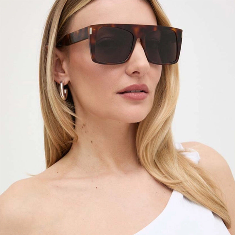 Damen Oversized Sonnenbrille mit schützenden Gläsern und trendy Rahmen Brehn