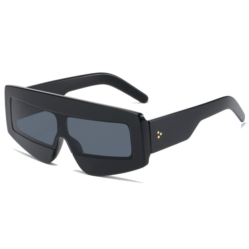 Damen futuristische Sonnenbrille im chunky Design Brehn