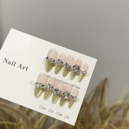 Glamouröse mit Strass veredelte Druck-Nagelkunst