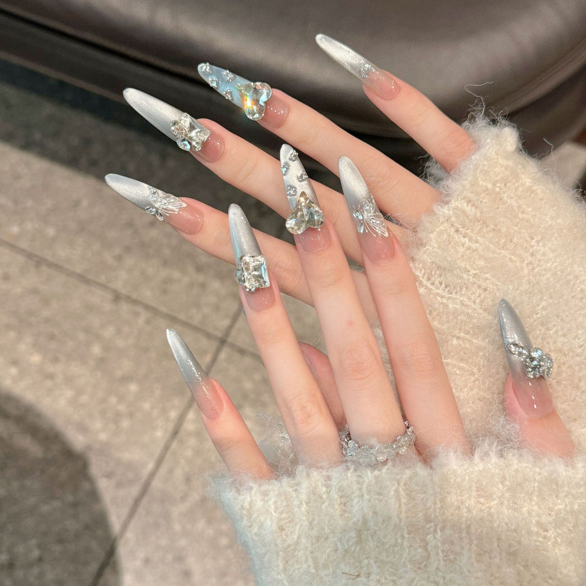 Dekoratives Stiletto Press-On Nail Art Set mit Strasssteinen und glamourösen Akzenten