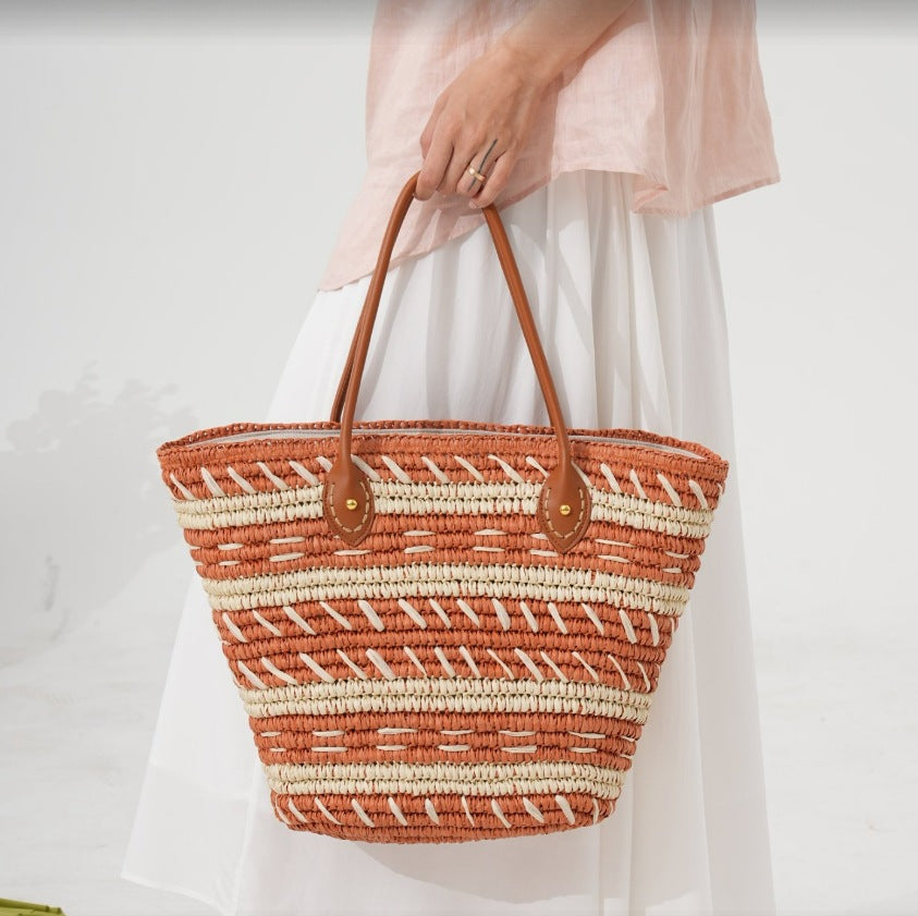 Handtasche Aus Geflochtenem Naturmaterial mit Stylischen Ledergriffen Brehn