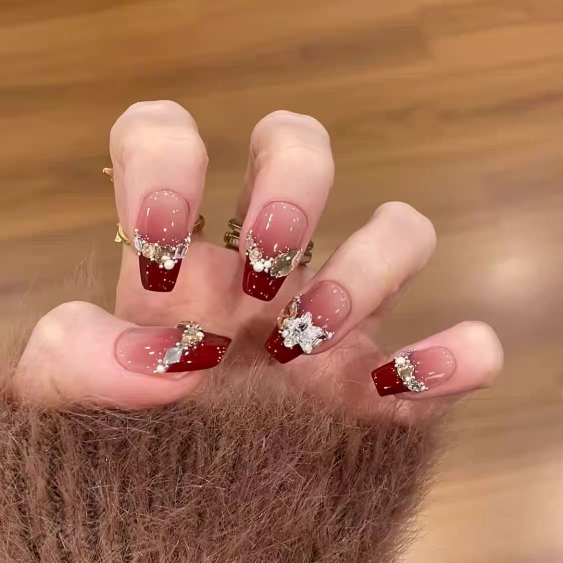 Künstlerisches Langes Stiletto Press-On Nagelset mit Schleife und Edelsteinakzenten Brehn
