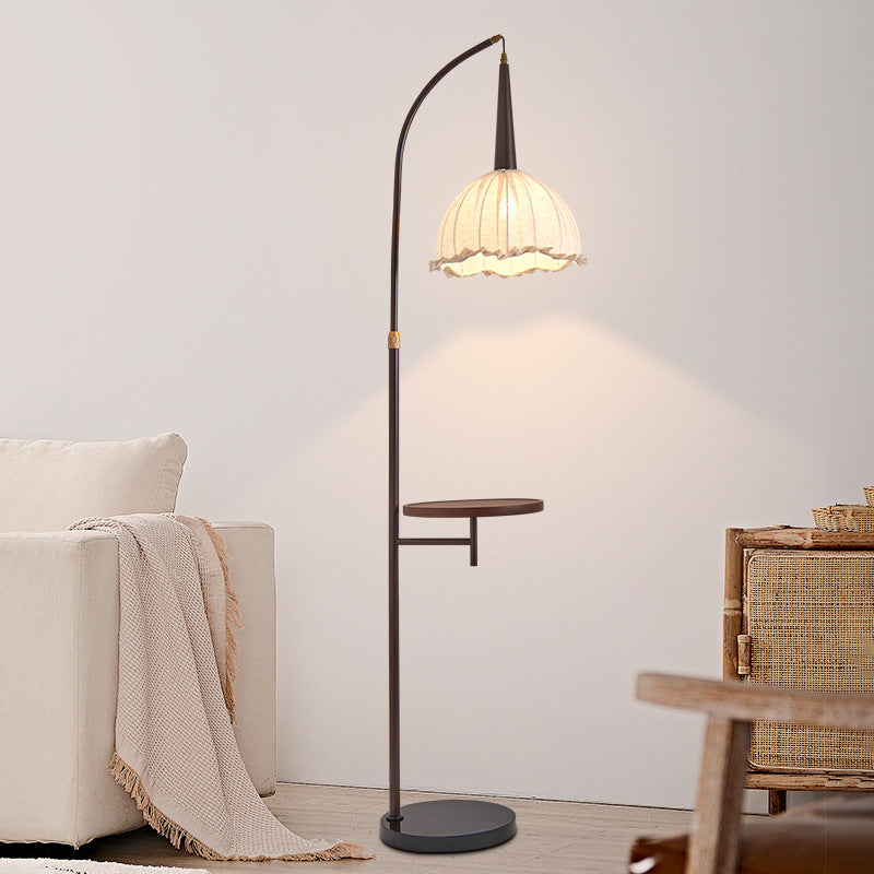 Moderne stilvolle Stehlampe mit Beistelltisch