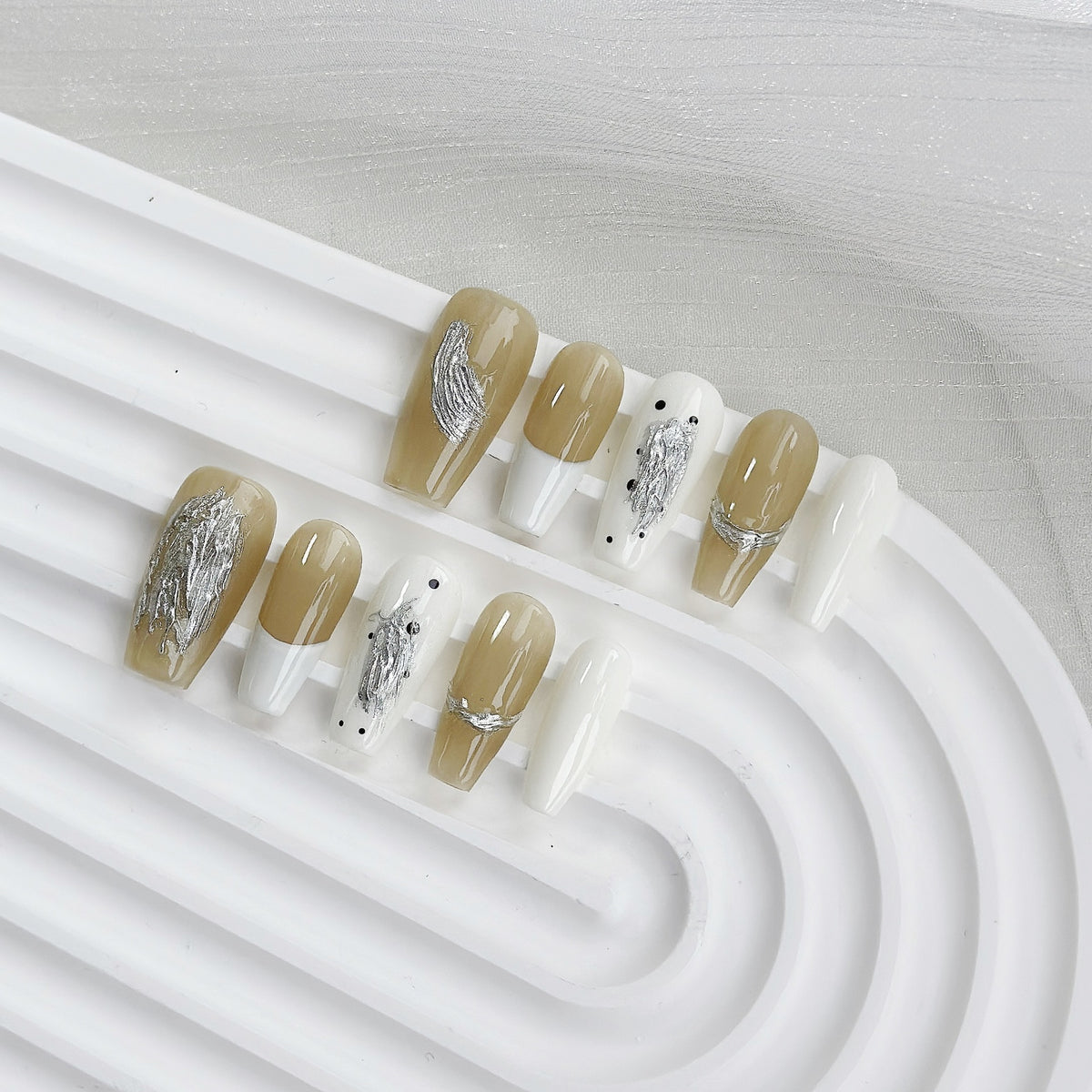 Künstlerisches Press-On-Nagelset mit metallischen Akzenten