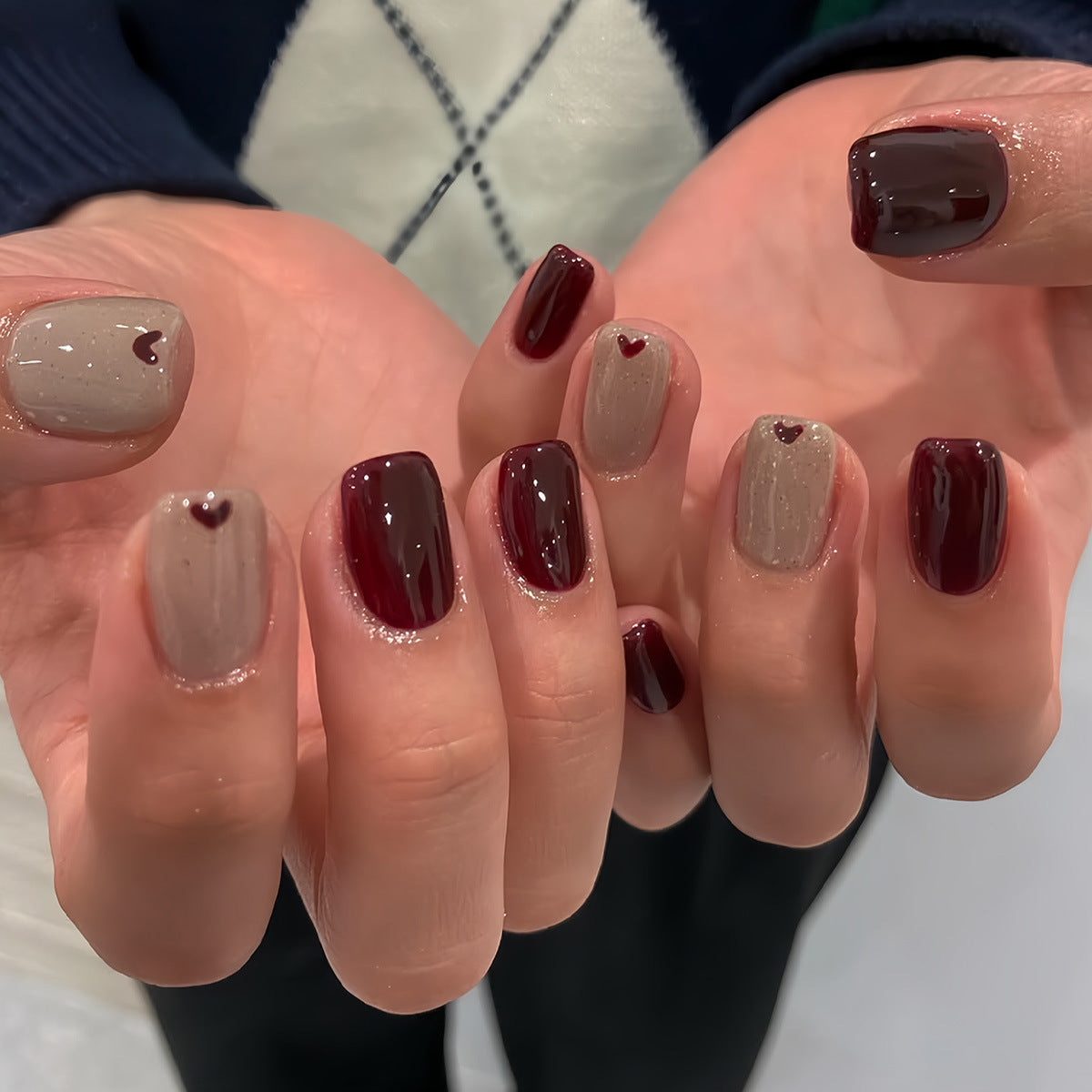Künstlerisches Herz-Design Press-On Nagelkunst Brehn