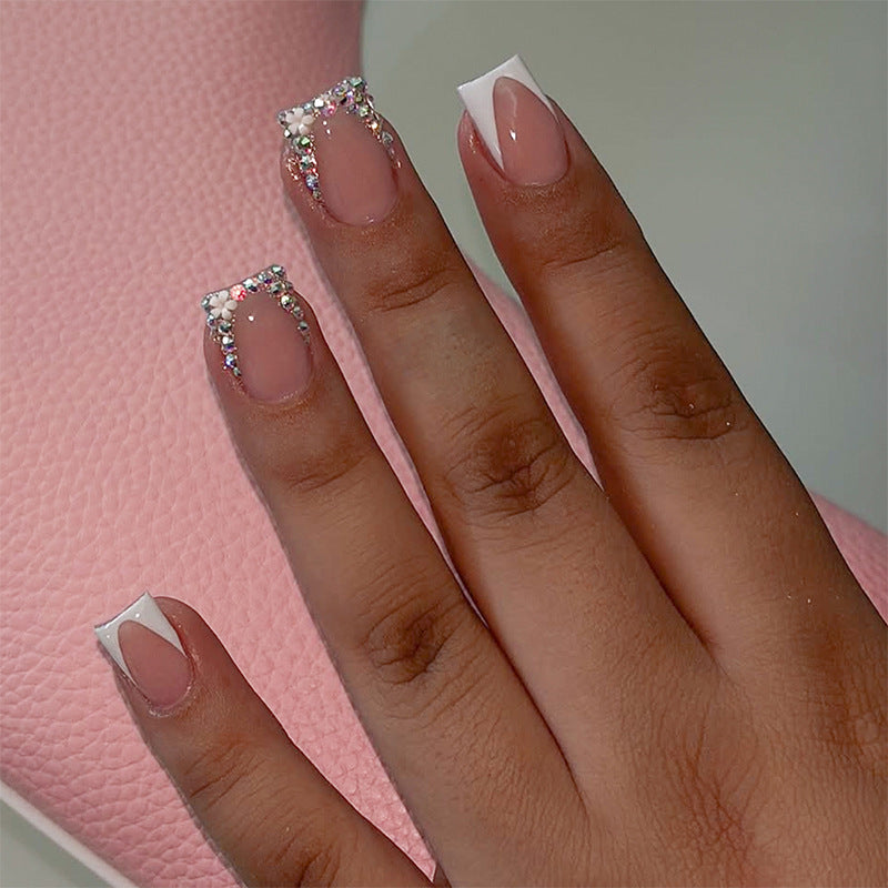 Dekorativer French Tip Press-On Nagelset mit Strass-Akzenten Brehn