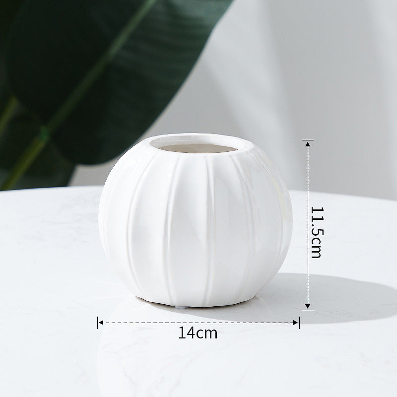 Dekorative Keramikvase mit modernem Rillenmotiv Brehn