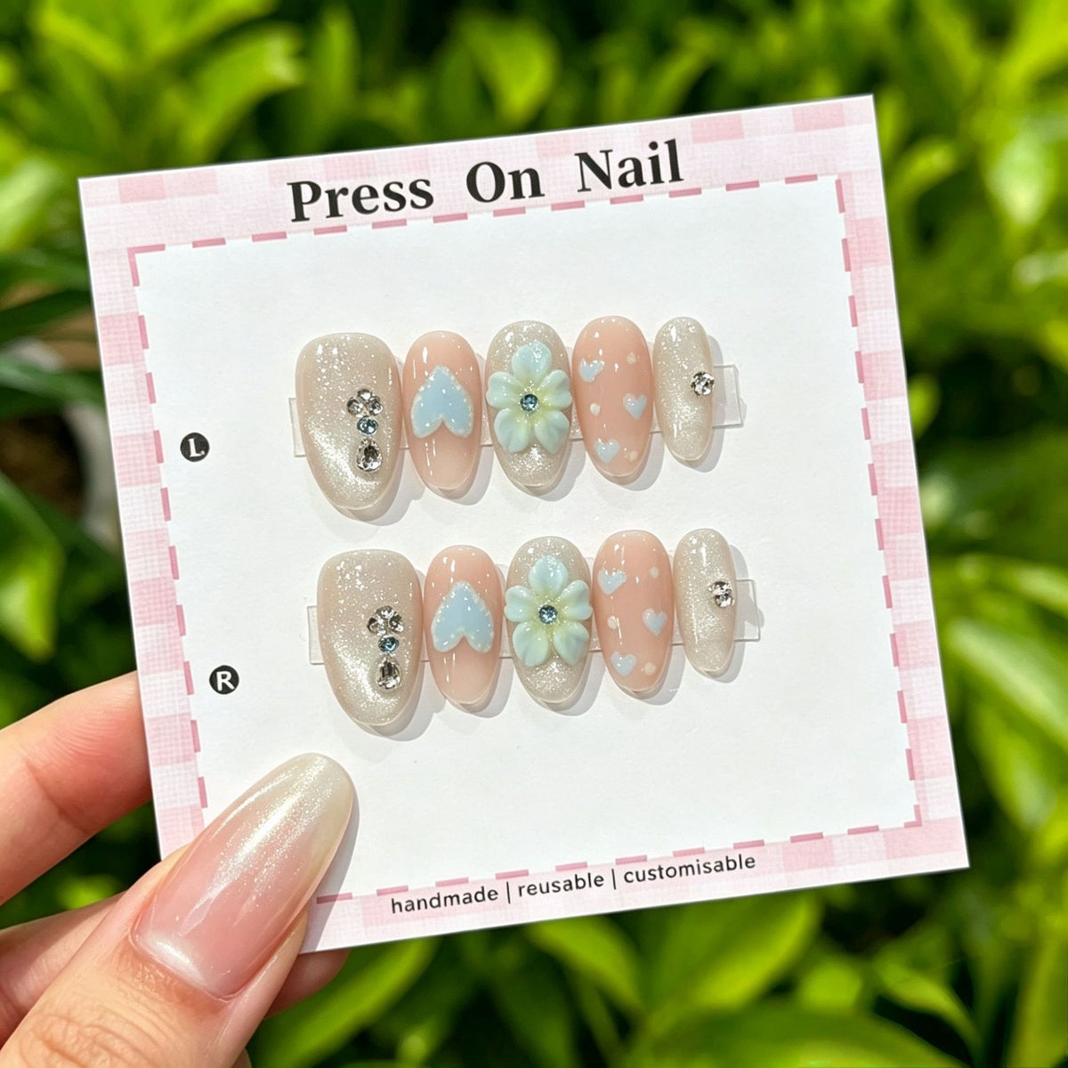 Künstlerisches Press-On Nail Art Set mit niedlichen Charakteren und Schleifenakzenten