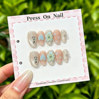 Künstlerisches Press-On Nail Art Set mit niedlichen Charakteren und Schleifenakzenten