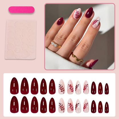 Kunstnagelset mit eleganten Blattmotiv-Designs Brehn