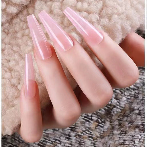 Kunstnagelset mit zartem Glanz und eleganter Form Brehn