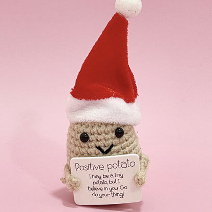 Plüschknuffel mit Weihnachtsmannhut und Schal