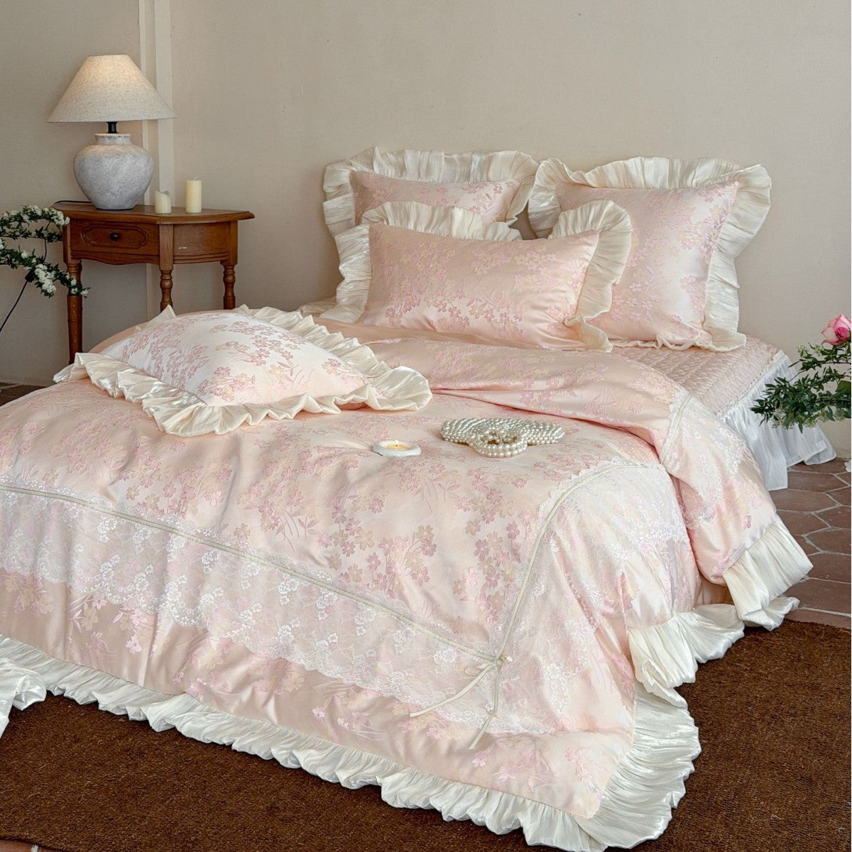 Luxuriöses Blumenspitzen-Rüschenduvet mit Satinstreifen