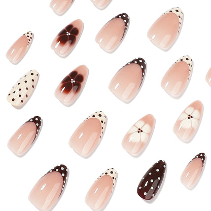 Kunstvolle Nailart mit floralem Design und verschiedenen Mustern Brehn