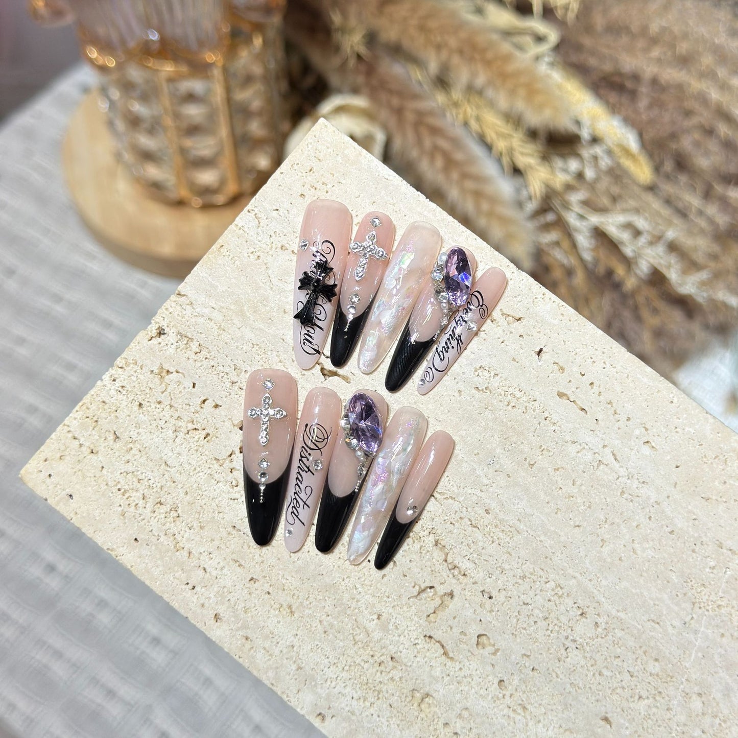 Künstlerisches Stiletto Press-On Nagelkunst Set mit eleganten dekorativen Elementen Brehn