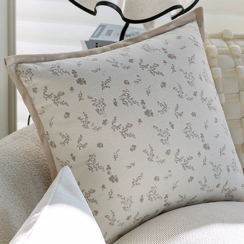 Quadratischer Zierkissenbezug mit dezenter Blumen‑Jacquardstruktur und eleganter Kederumrandung Brehn