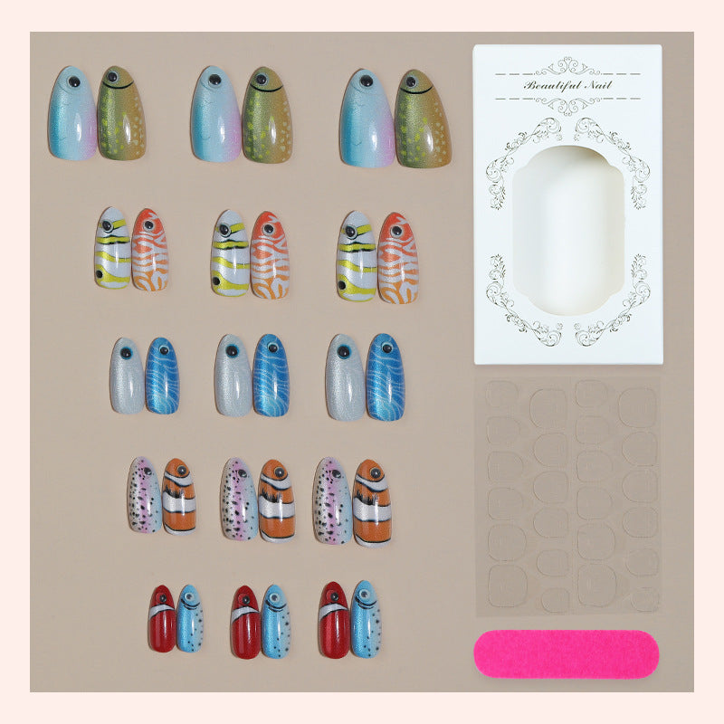 Kreatives Press-On Nagelkunstset mit bunten Fischdesigns Brehn