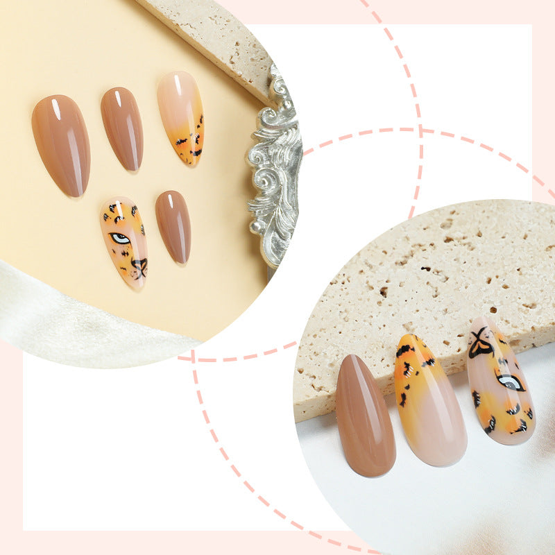 Kreatives Kunstnagelset mit Leoparden-Design und Glamourösen Akzenten Brehn
