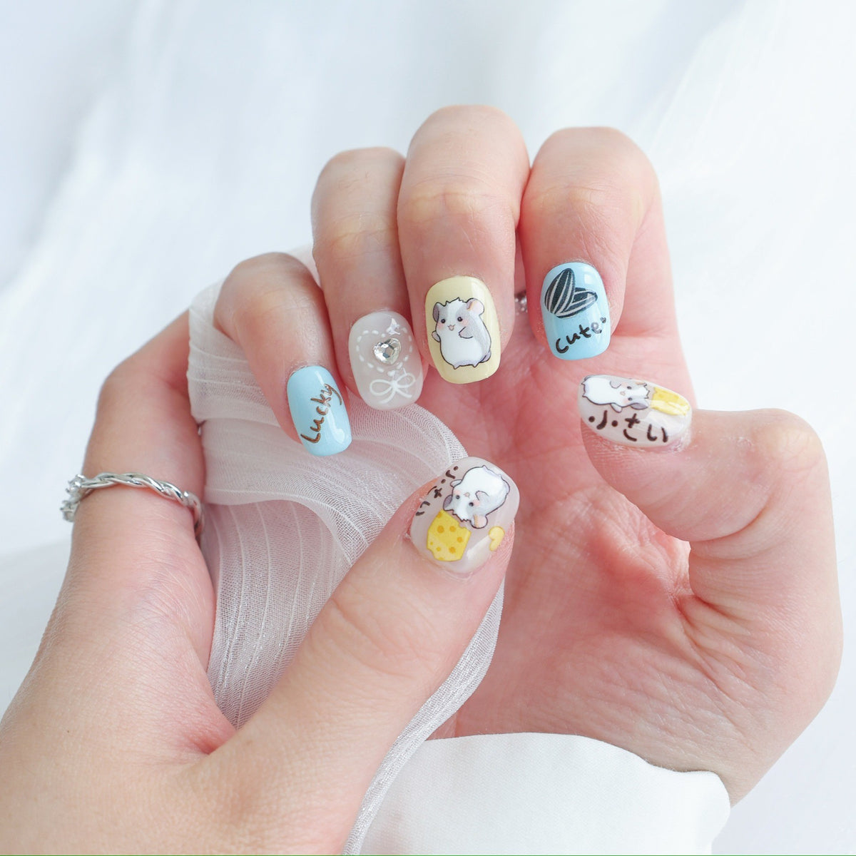 Niedliches thematisches Press-On-Nagelset