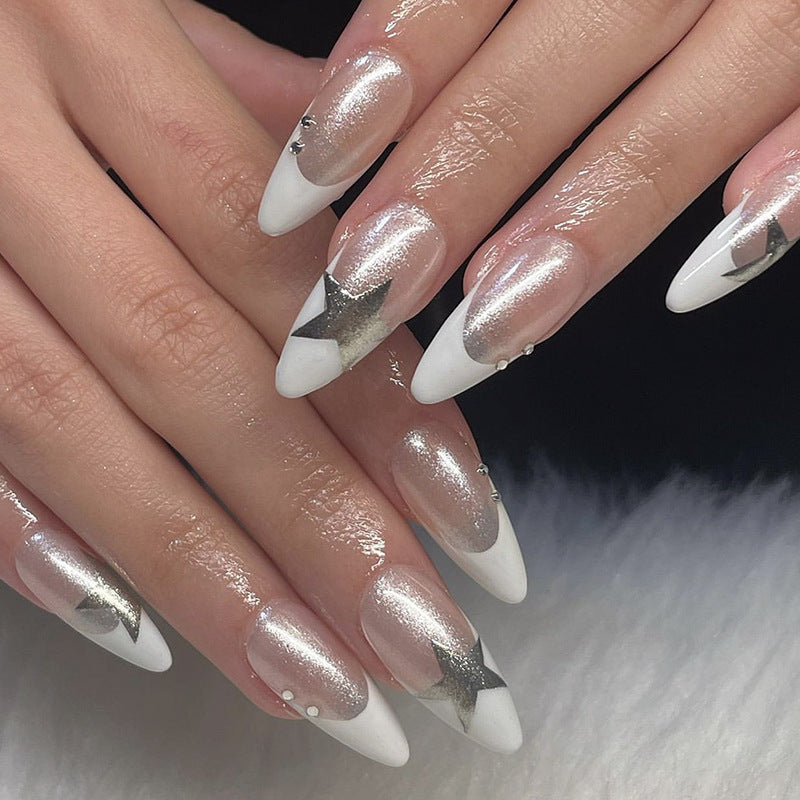 Kunstvolle Stiletto-Nägel mit Glitzer- und Sternenmotiven Brehn