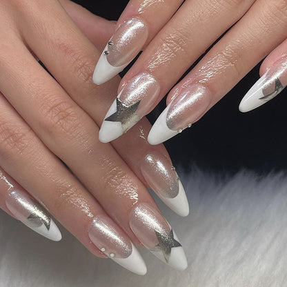 Kunstvolle Stiletto-Nägel mit Glitzer- und Sternenmotiven Brehn