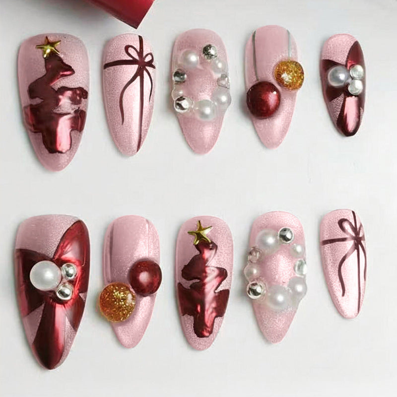 Kunstnagelset mit festlichen Weihnachtsmotiven und glamourösen Dekorationen Brehn